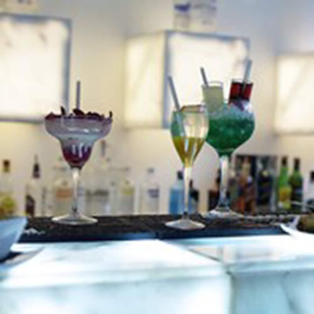 Cesar Resort & Spa Marrakesh Luaran gambar A martini (left) and a cosmopolitan (right)