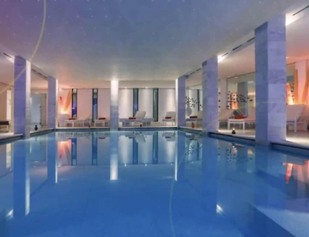 Cesar Resort & Spa Marrakesh Luaran gambar The pool at the Mandarin Oriental, Munich